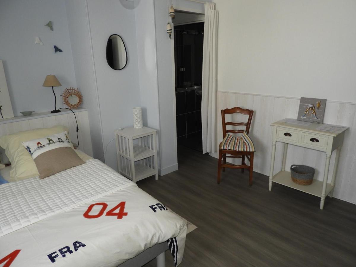 Les Volets Bleus Bed & Breakfast Saint-Guénolé Exterior foto