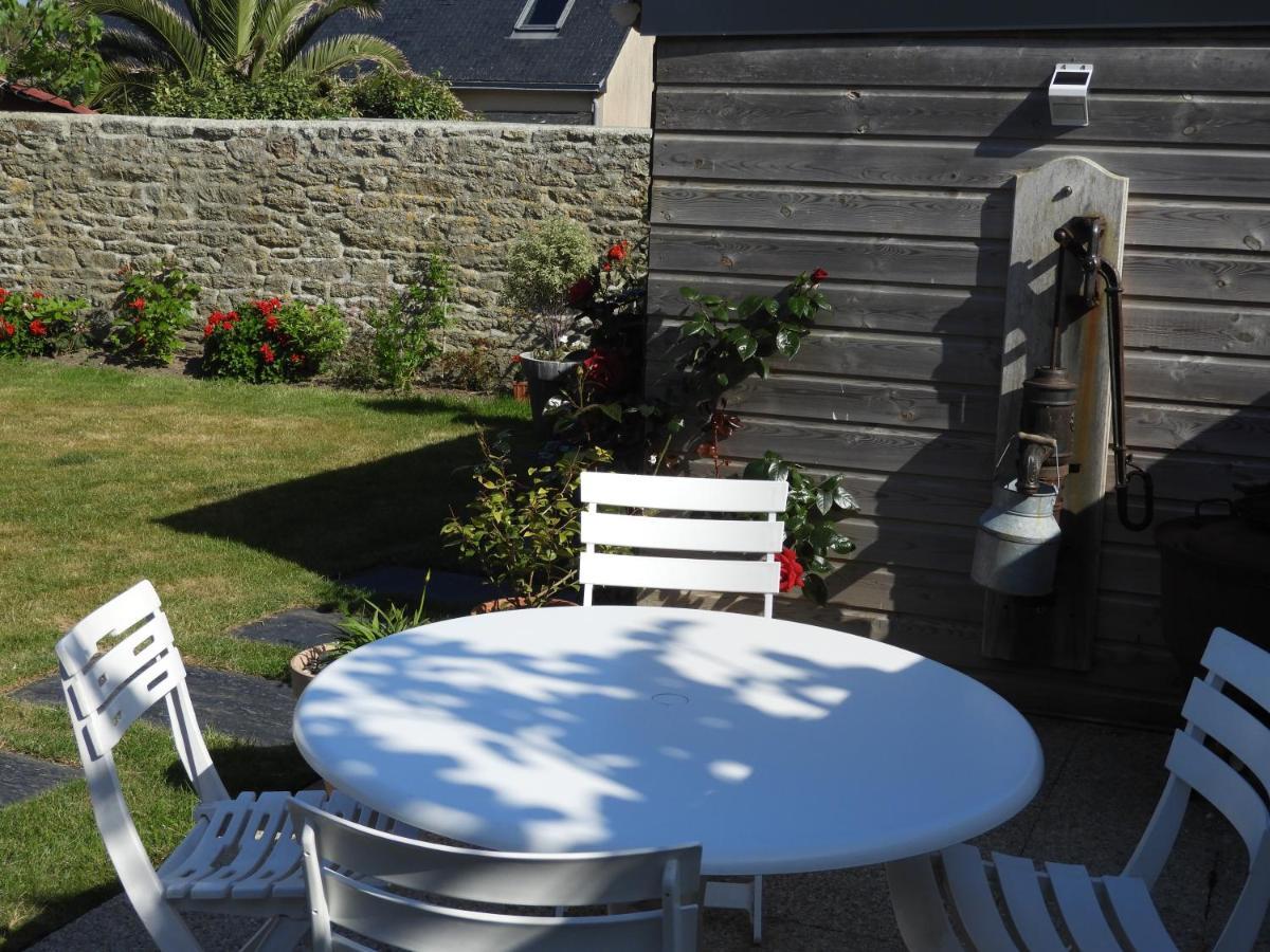 Les Volets Bleus Bed & Breakfast Saint-Guénolé Exterior foto